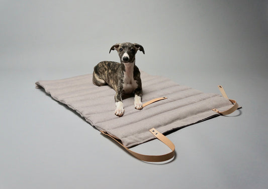 Fosser | Tapis de couchage nomade pour chien, pliable et transportable - Jean - Poil - Greige
