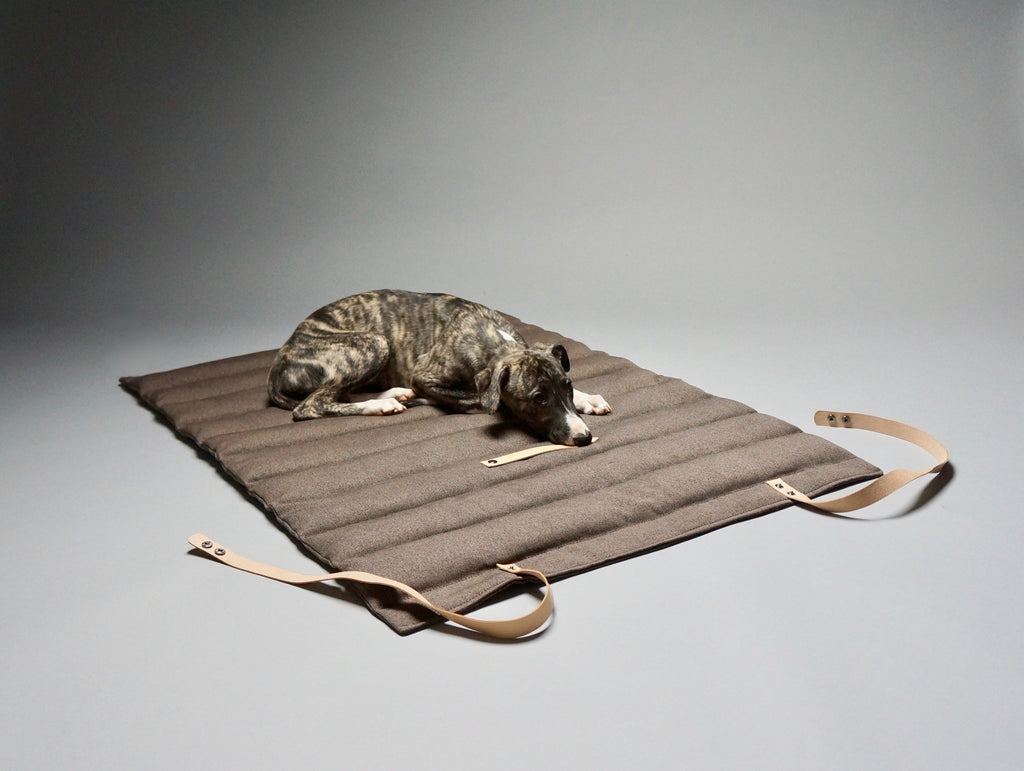 Fosser | Tapis de couchage nomade pour chien, pliable et transportable - Jean - Poil - Greige