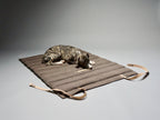 Fosser | Tapis de couchage nomade pour chien, pliable et transportable - Jean - Poil - Greige