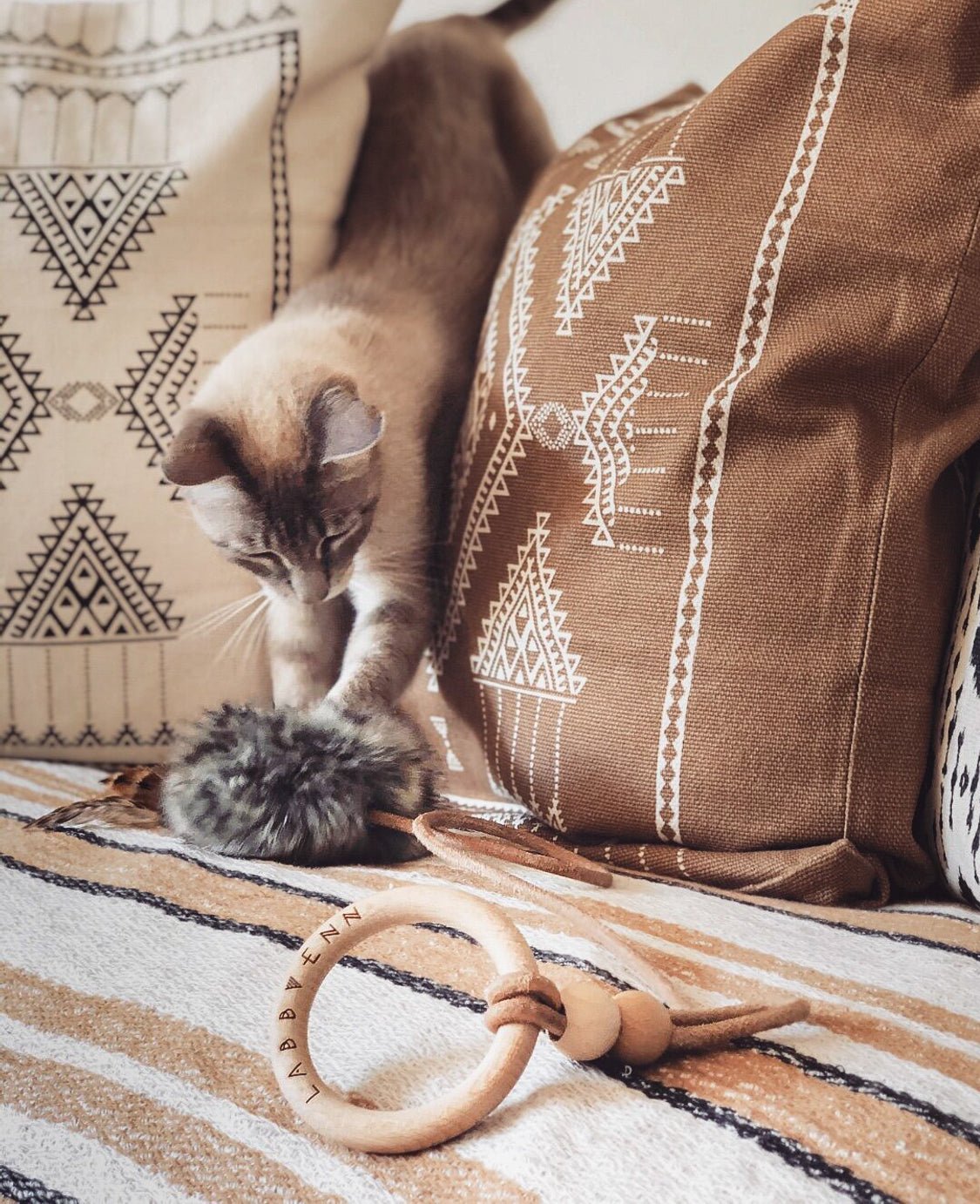 Musse | Jouet design pour chat en cuir et plumes - Jean - Poil - Marron
