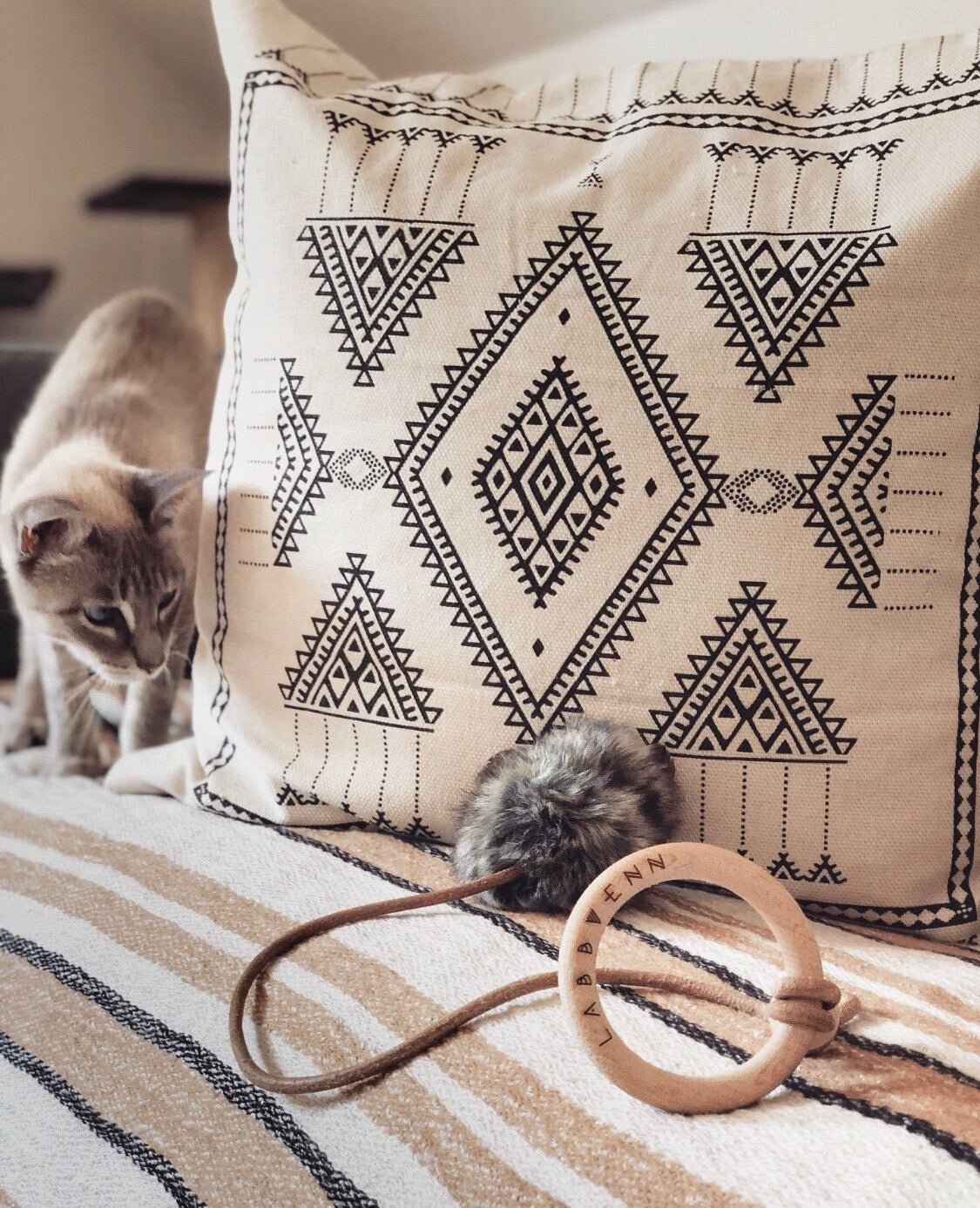 Musse | Jouet design pour chat en cuir et plumes - Jean - Poil - Marron