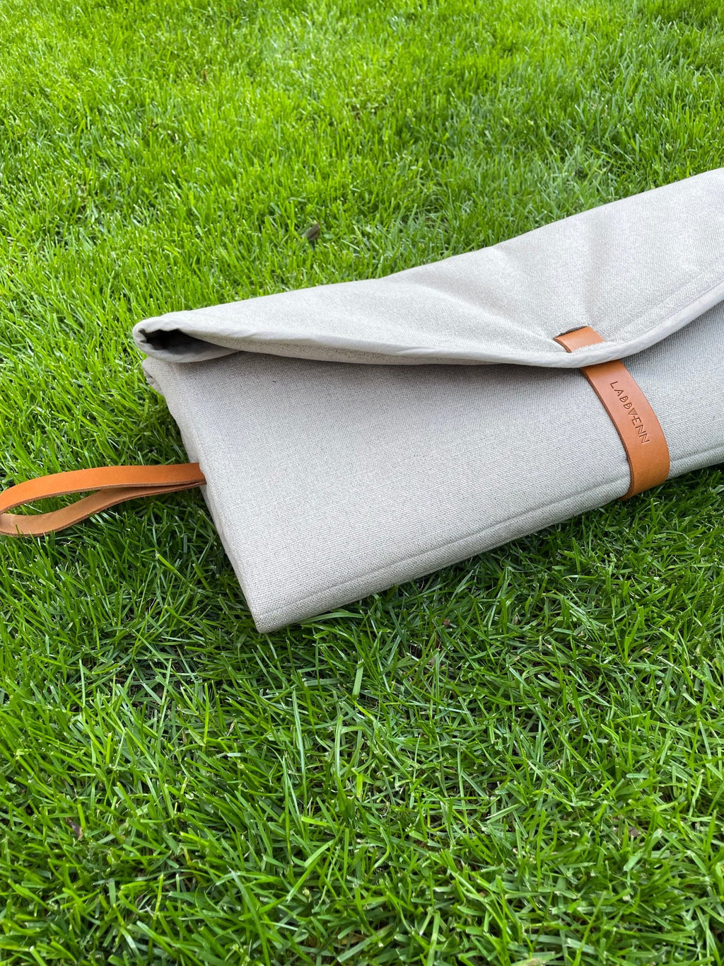 Okka | Tapis de voyage pliable pour chien avec sangles en cuir - Jean - Poil - Beige