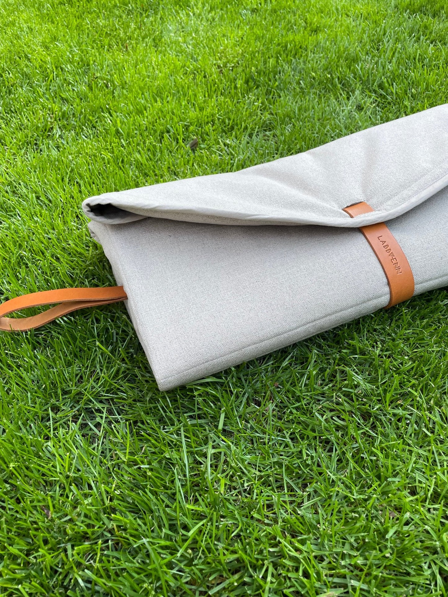 Okka | Tapis de voyage pliable pour chien avec sangles en cuir - Jean - Poil - Beige