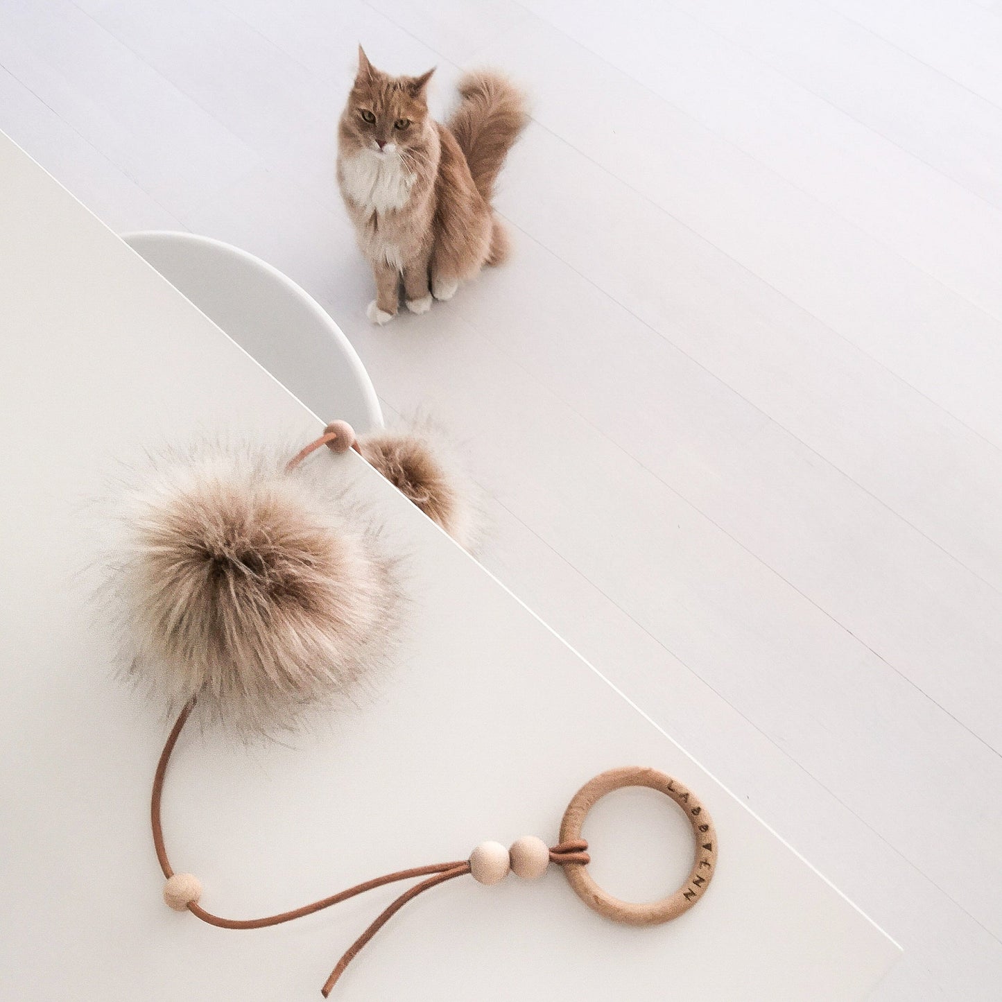 Tollo | Jouet design pour chat en cuir et boules - Jean - Poil - Gris
