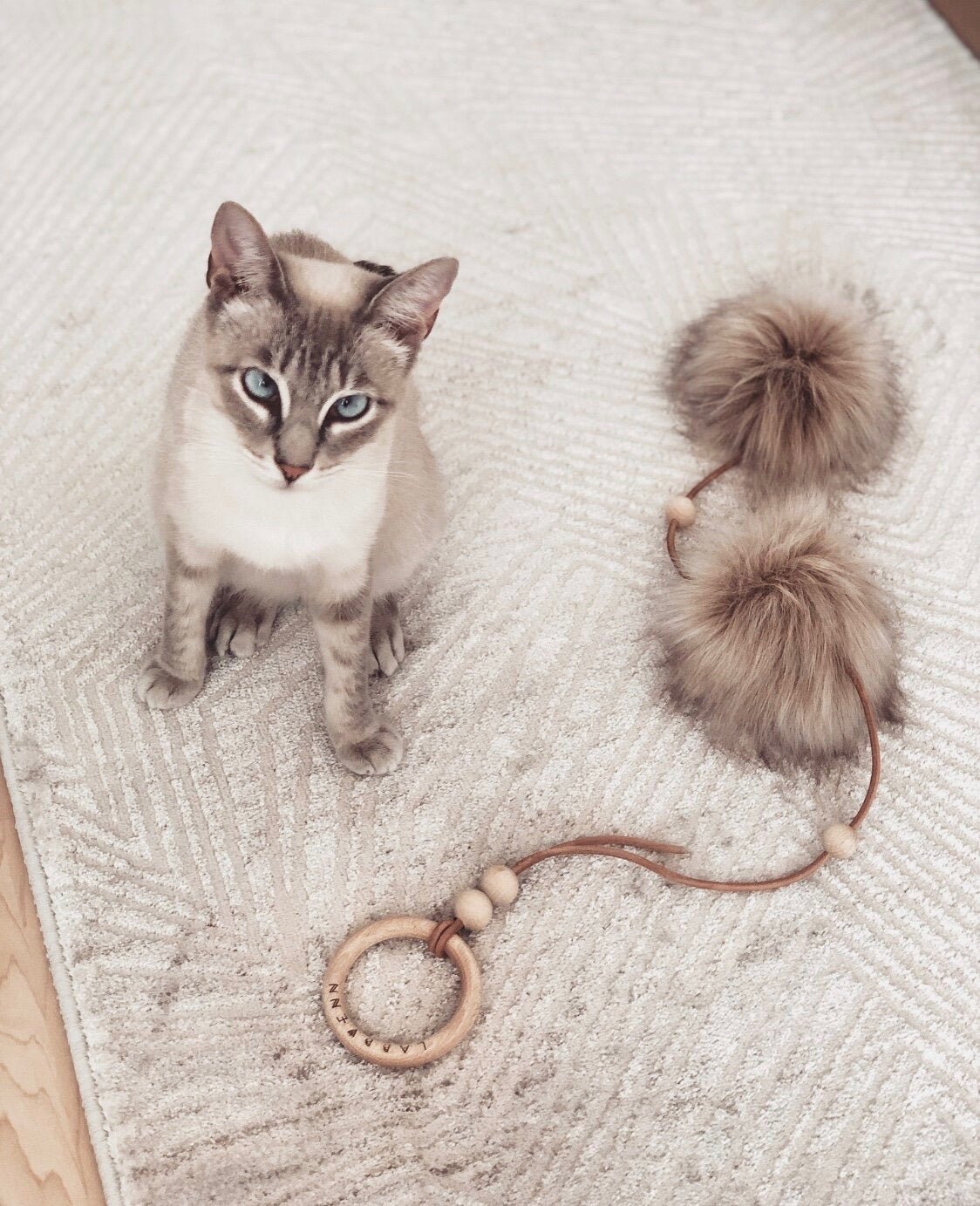 Tollo | Jouet design pour chat en cuir et boules - Jean - Poil - Gris